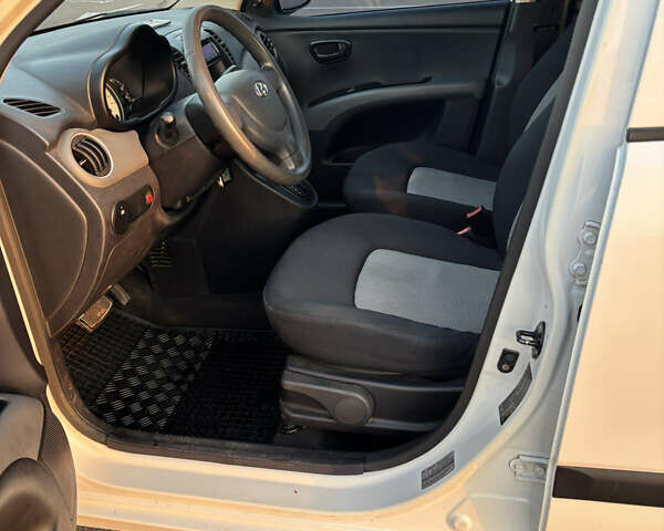 Белый Хендай и10, объемом двигателя 1.09 л и пробегом 115 тыс. км за 5400 $, фото 11 на Automoto.ua