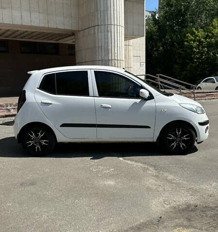 Белый Хендай и10, объемом двигателя 1.2 л и пробегом 140 тыс. км за 6200 $, фото 3 на Automoto.ua