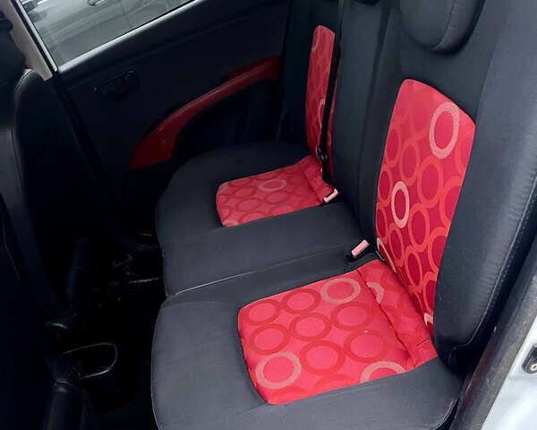 Белый Хендай и10, объемом двигателя 1.1 л и пробегом 169 тыс. км за 5800 $, фото 5 на Automoto.ua