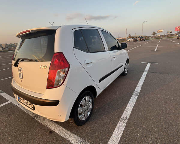 Белый Хендай и10, объемом двигателя 1.09 л и пробегом 115 тыс. км за 5400 $, фото 5 на Automoto.ua