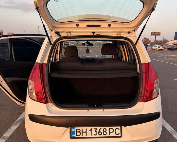 Белый Хендай и10, объемом двигателя 1.09 л и пробегом 115 тыс. км за 5400 $, фото 6 на Automoto.ua