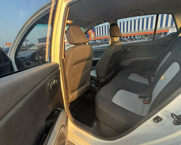 Белый Хендай и10, объемом двигателя 1.09 л и пробегом 115 тыс. км за 5400 $, фото 7 на Automoto.ua