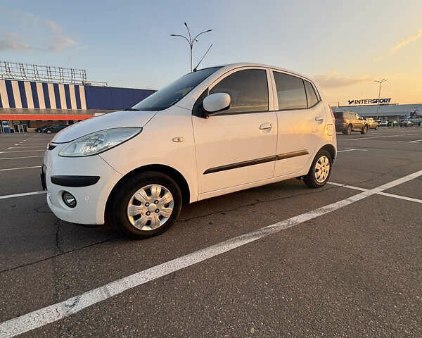 Белый Хендай и10, объемом двигателя 1.09 л и пробегом 115 тыс. км за 5400 $, фото 3 на Automoto.ua