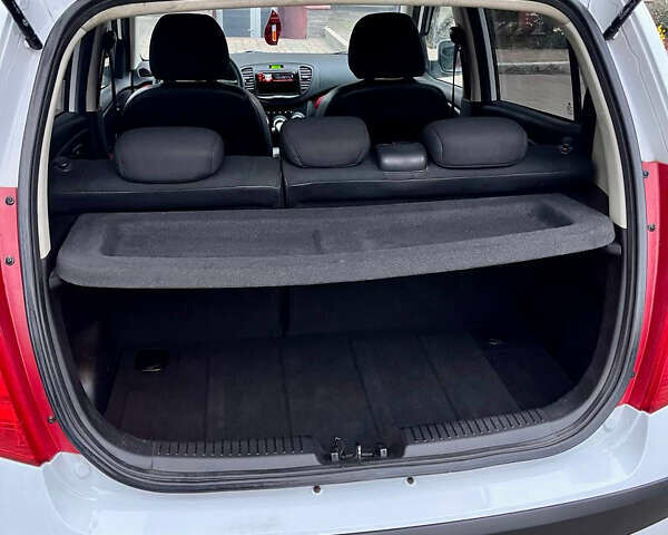 Белый Хендай и10, объемом двигателя 1.1 л и пробегом 169 тыс. км за 5800 $, фото 8 на Automoto.ua