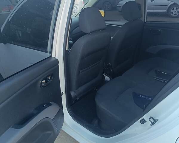 Белый Хендай и10, объемом двигателя 1.25 л и пробегом 142 тыс. км за 5500 $, фото 6 на Automoto.ua