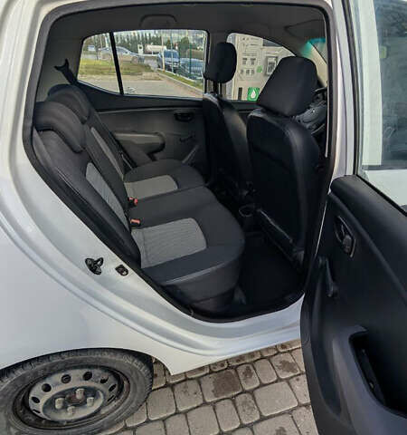 Белый Хендай и10, объемом двигателя 1.09 л и пробегом 103 тыс. км за 3900 $, фото 8 на Automoto.ua