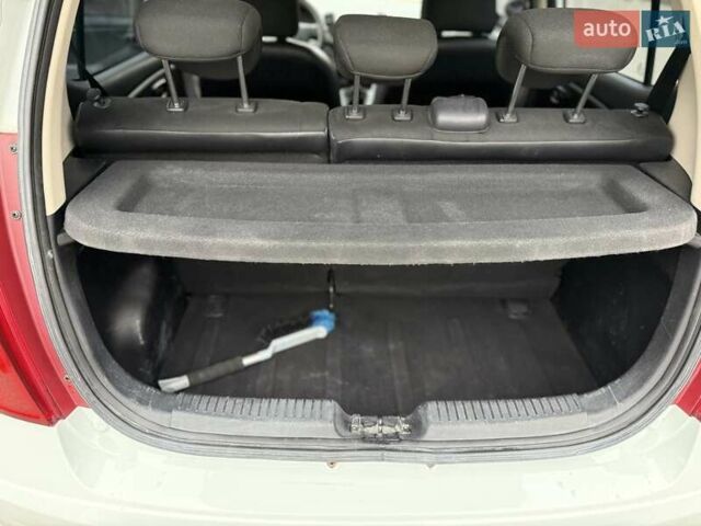 Белый Хендай и10, объемом двигателя 1.09 л и пробегом 160 тыс. км за 4500 $, фото 23 на Automoto.ua