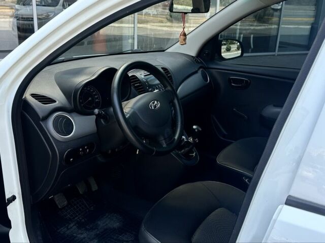 Белый Хендай и10, объемом двигателя 1.1 л и пробегом 145 тыс. км за 5600 $, фото 11 на Automoto.ua