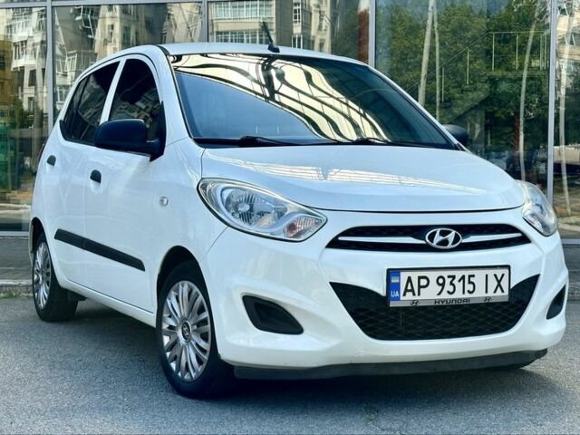 Белый Хендай и10, объемом двигателя 1.1 л и пробегом 145 тыс. км за 5600 $, фото 2 на Automoto.ua