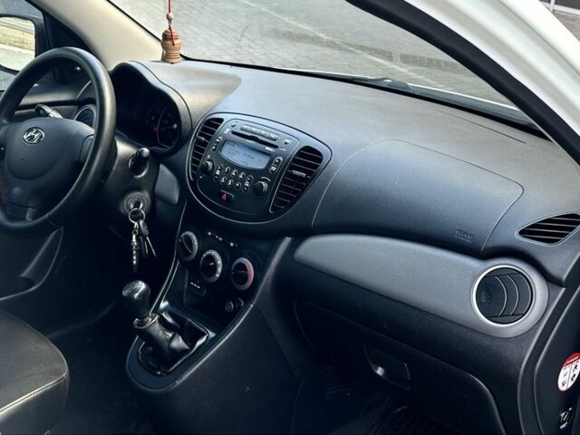 Белый Хендай и10, объемом двигателя 1.1 л и пробегом 145 тыс. км за 5600 $, фото 14 на Automoto.ua