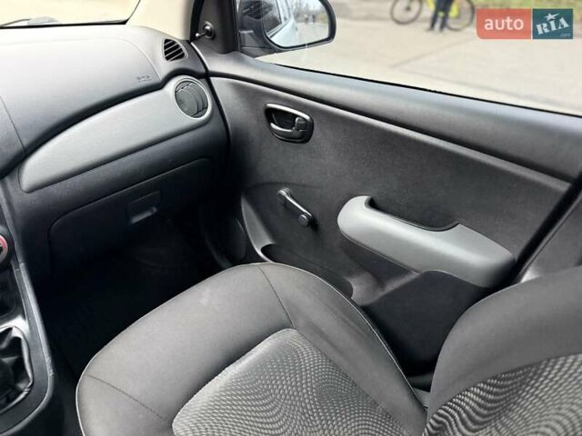 Белый Хендай и10, объемом двигателя 1.09 л и пробегом 160 тыс. км за 4500 $, фото 31 на Automoto.ua