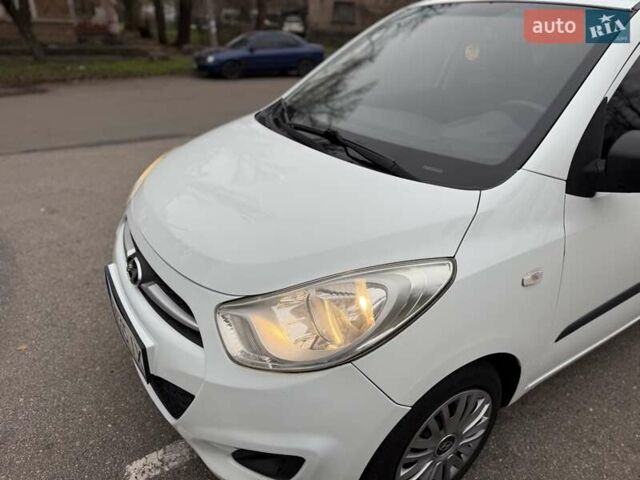 Белый Хендай и10, объемом двигателя 1.09 л и пробегом 160 тыс. км за 4500 $, фото 18 на Automoto.ua