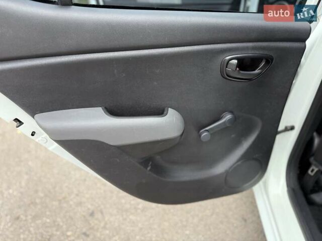 Белый Хендай и10, объемом двигателя 1.09 л и пробегом 160 тыс. км за 4500 $, фото 19 на Automoto.ua