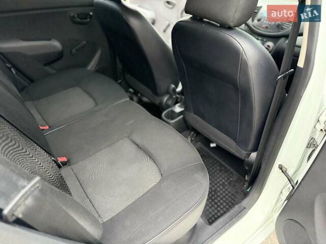 Белый Хендай и10, объемом двигателя 1.09 л и пробегом 160 тыс. км за 4500 $, фото 26 на Automoto.ua