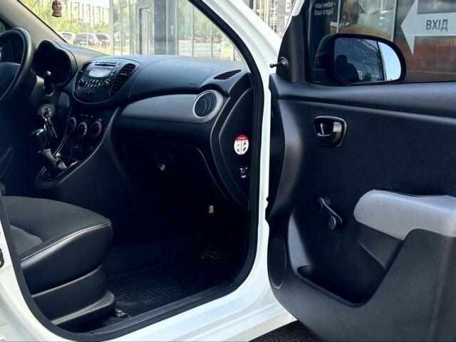 Белый Хендай и10, объемом двигателя 1.1 л и пробегом 145 тыс. км за 5600 $, фото 15 на Automoto.ua