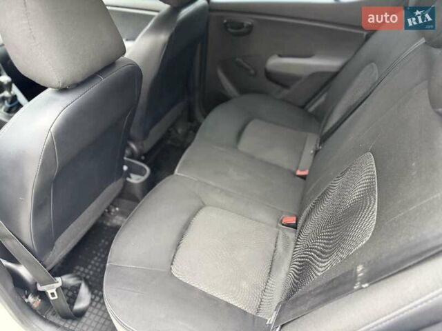 Белый Хендай и10, объемом двигателя 1.09 л и пробегом 160 тыс. км за 4500 $, фото 24 на Automoto.ua