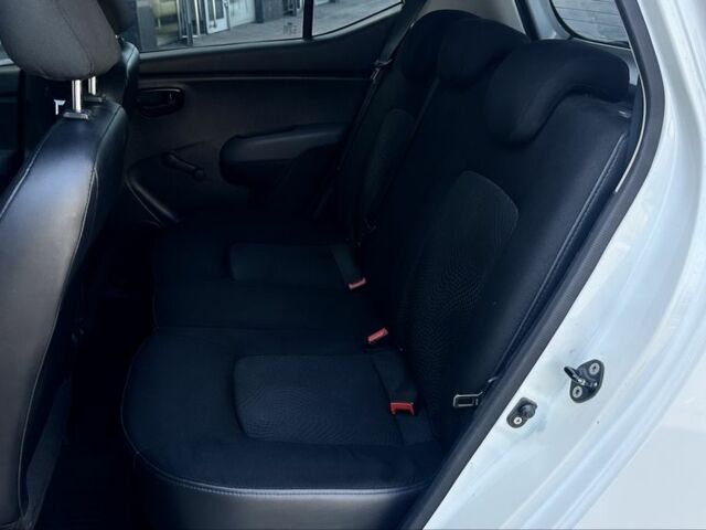 Белый Хендай и10, объемом двигателя 1.1 л и пробегом 145 тыс. км за 5600 $, фото 10 на Automoto.ua