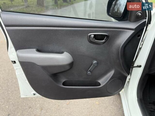 Белый Хендай и10, объемом двигателя 1.09 л и пробегом 160 тыс. км за 4500 $, фото 21 на Automoto.ua