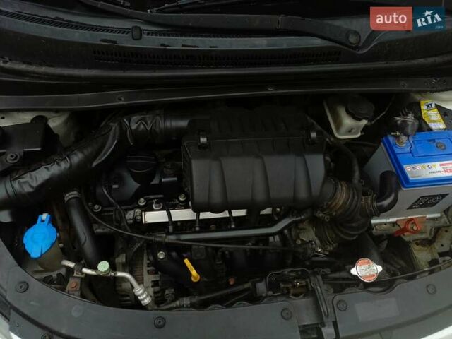 Белый Хендай и10, объемом двигателя 1.25 л и пробегом 80 тыс. км за 4999 $, фото 8 на Automoto.ua