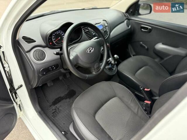 Белый Хендай и10, объемом двигателя 1.09 л и пробегом 160 тыс. км за 4500 $, фото 16 на Automoto.ua