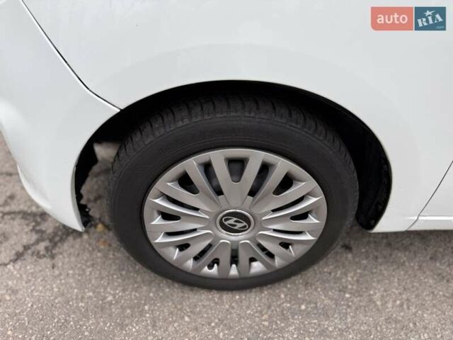 Белый Хендай и10, объемом двигателя 1.09 л и пробегом 160 тыс. км за 4500 $, фото 13 на Automoto.ua