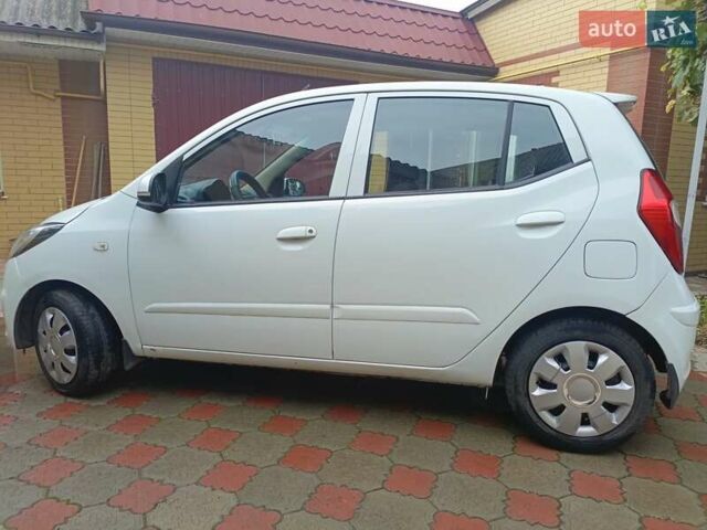 Белый Хендай и10, объемом двигателя 1.25 л и пробегом 80 тыс. км за 4999 $, фото 4 на Automoto.ua