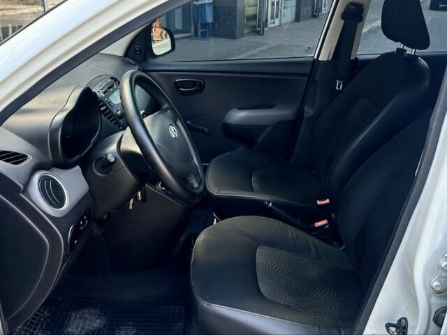 Белый Хендай и10, объемом двигателя 1.1 л и пробегом 145 тыс. км за 5600 $, фото 12 на Automoto.ua