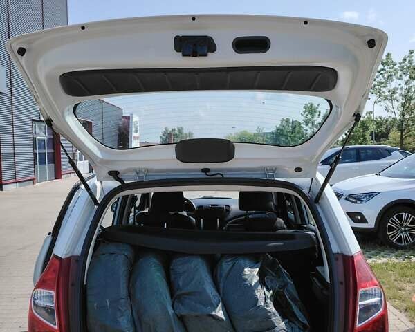 Белый Хендай и10, объемом двигателя 1.1 л и пробегом 128 тыс. км за 6400 $, фото 17 на Automoto.ua