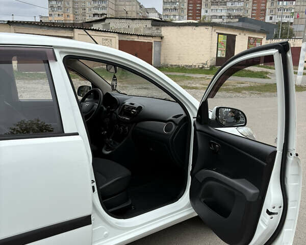 Білий Хендай і10, об'ємом двигуна 1.09 л та пробігом 120 тис. км за 5100 $, фото 4 на Automoto.ua