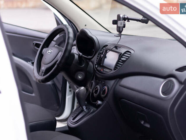 Хендай и10 2013 в Кременчуге на Automoto.ua Белый Хендай и10, объемом двигателя 1.09 л и пробегом 76 тыс. км за 6000 $, фото 13 на Automoto.ua