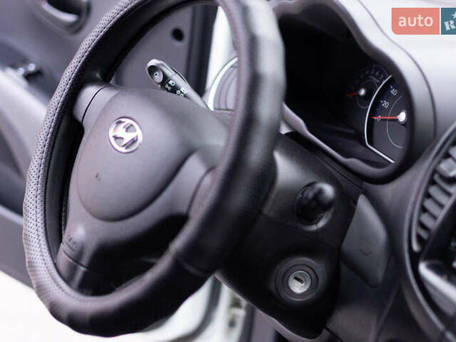 Хендай и10 2013 в Кременчуге на Automoto.ua Белый Хендай и10, объемом двигателя 1.09 л и пробегом 76 тыс. км за 6000 $, фото 12 на Automoto.ua