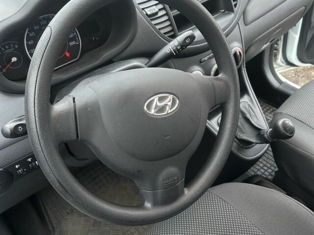 Белый Хендай и10, объемом двигателя 1.1 л и пробегом 15 тыс. км за 5999 $, фото 7 на Automoto.ua