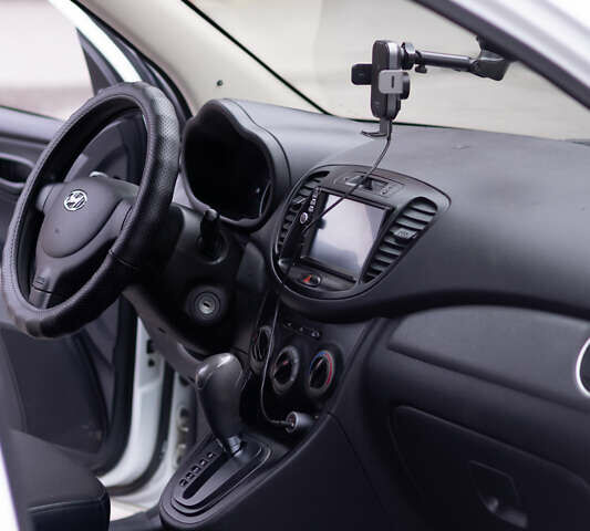 Хендай и10 2013 в Кременчуге на Automoto.ua Белый Хендай и10, объемом двигателя 1.09 л и пробегом 76 тыс. км за 6000 $, фото 10 на Automoto.ua