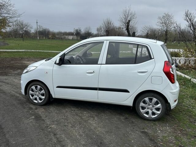 Белый Хендай и10, объемом двигателя 1.1 л и пробегом 15 тыс. км за 5999 $, фото 4 на Automoto.ua