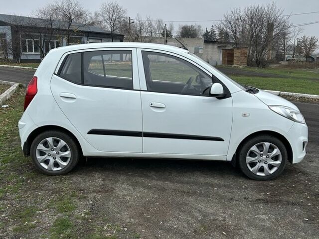 Белый Хендай и10, объемом двигателя 1.1 л и пробегом 15 тыс. км за 5999 $, фото 3 на Automoto.ua