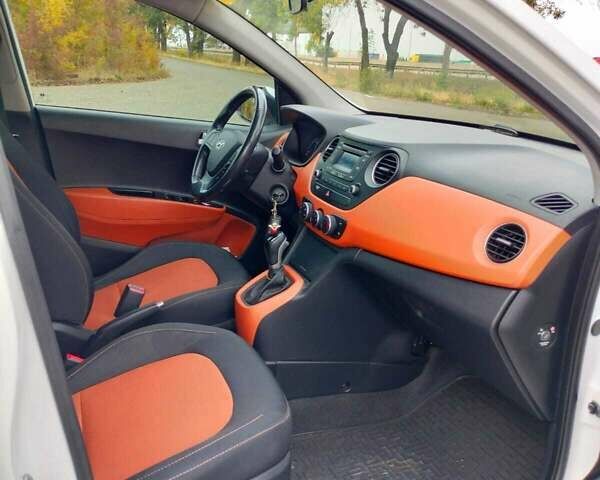 Белый Хендай и10, объемом двигателя 1 л и пробегом 110 тыс. км за 8500 $, фото 3 на Automoto.ua