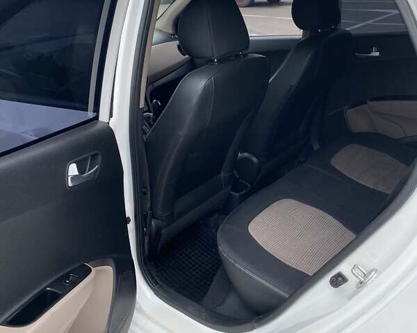 Белый Хендай и10, объемом двигателя 1 л и пробегом 85 тыс. км за 7900 $, фото 2 на Automoto.ua
