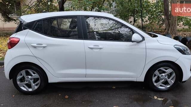 Белый Хендай и10, объемом двигателя 1.2 л и пробегом 38 тыс. км за 8518 $, фото 2 на Automoto.ua