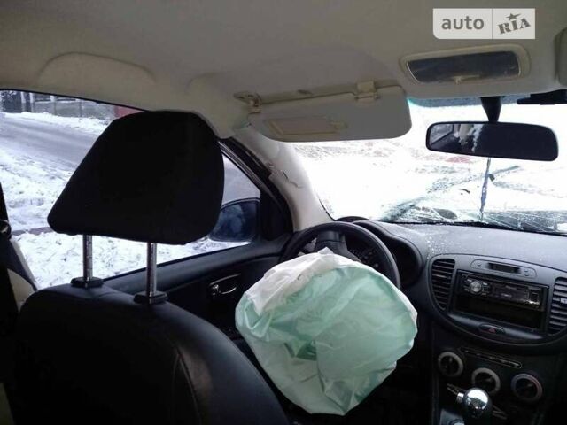 Бежевый Хендай и10, объемом двигателя 1.25 л и пробегом 120 тыс. км за 2500 $, фото 4 на Automoto.ua