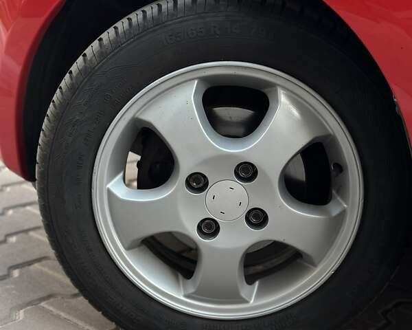Красный Хендай и10, объемом двигателя 1.09 л и пробегом 145 тыс. км за 5900 $, фото 3 на Automoto.ua