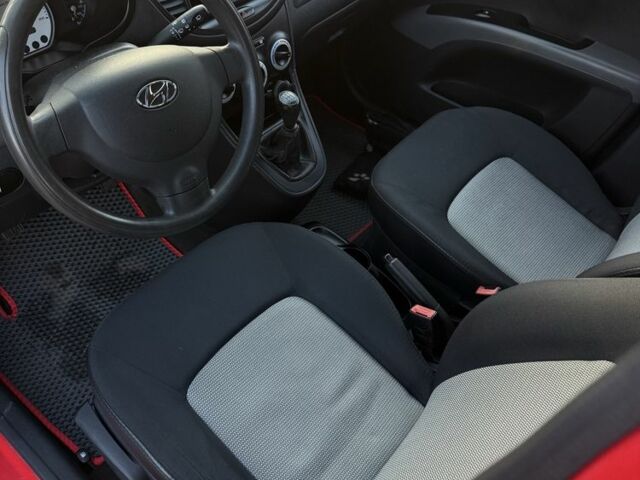 Красный Хендай и10, объемом двигателя 1.1 л и пробегом 165 тыс. км за 4700 $, фото 1 на Automoto.ua