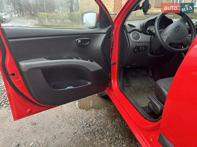 Красный Хендай и10, объемом двигателя 1.09 л и пробегом 200 тыс. км за 4200 $, фото 5 на Automoto.ua