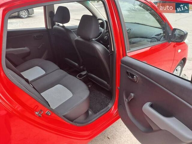 Красный Хендай и10, объемом двигателя 1.09 л и пробегом 201 тыс. км за 3600 $, фото 12 на Automoto.ua