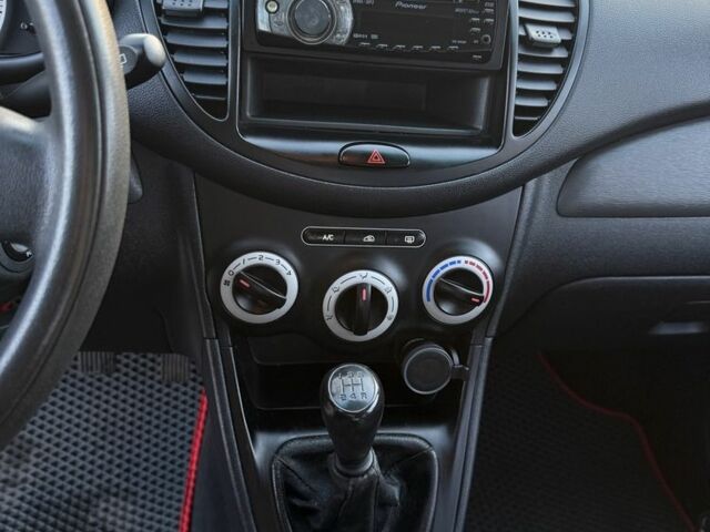 Красный Хендай и10, объемом двигателя 1.1 л и пробегом 165 тыс. км за 4700 $, фото 2 на Automoto.ua