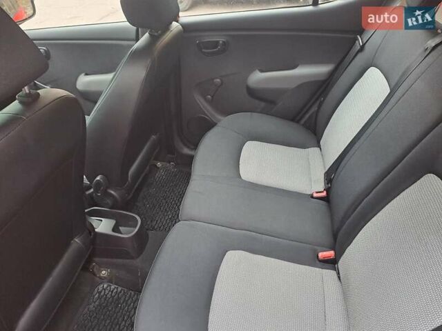 Красный Хендай и10, объемом двигателя 1.09 л и пробегом 201 тыс. км за 3600 $, фото 10 на Automoto.ua