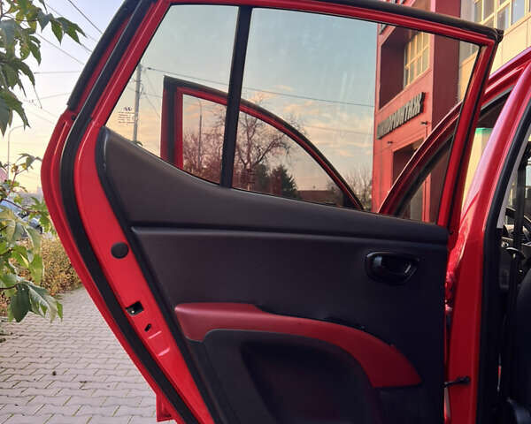 Красный Хендай и10, объемом двигателя 1.09 л и пробегом 138 тыс. км за 5799 $, фото 7 на Automoto.ua