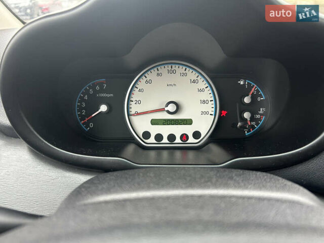 Красный Хендай и10, объемом двигателя 1.09 л и пробегом 200 тыс. км за 4200 $, фото 12 на Automoto.ua