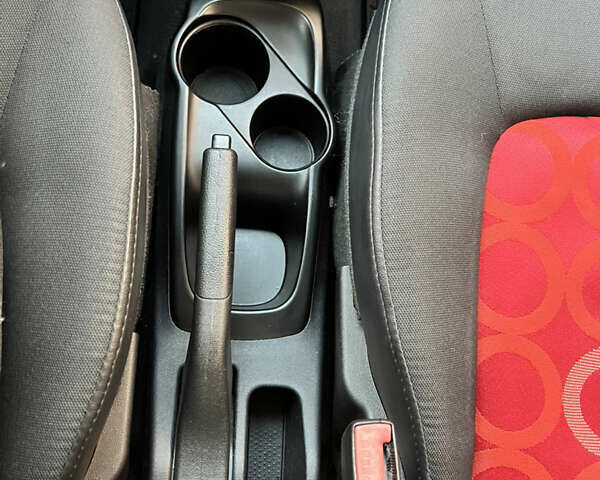 Красный Хендай и10, объемом двигателя 1.09 л и пробегом 138 тыс. км за 5799 $, фото 21 на Automoto.ua