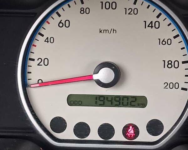 Красный Хендай и10, объемом двигателя 1.09 л и пробегом 194 тыс. км за 4350 $, фото 5 на Automoto.ua