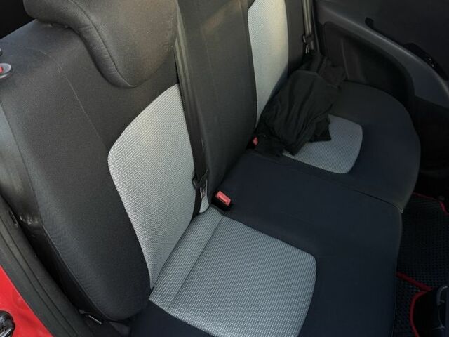 Красный Хендай и10, объемом двигателя 1.1 л и пробегом 165 тыс. км за 4700 $, фото 7 на Automoto.ua